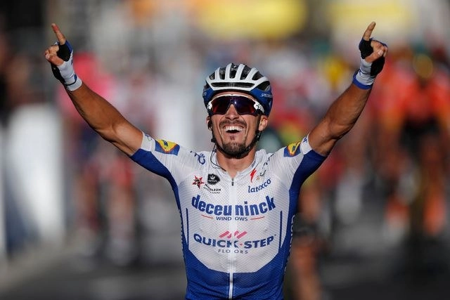 El francés, Julian Alaphilippe se llevó la segunda etapa del Tour de Francia. Foto Afp