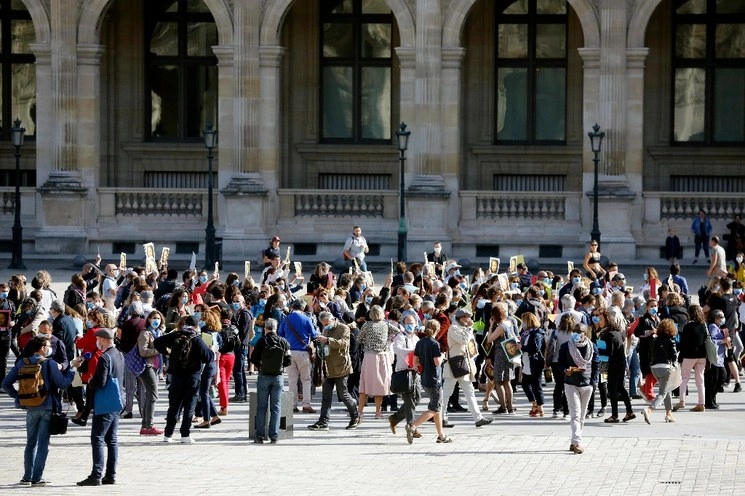 El Museo del Louvre, en París, el lunes 6 de julio de 2020. Foto Ap