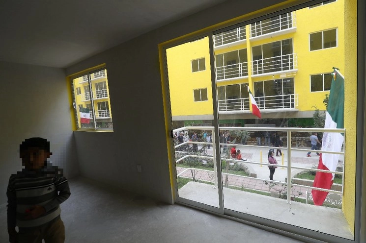 Entrega de créditos del programa de vivienda en conjunto, en  calle Cacama números 36 y 38, colonia Estrella del Sur, Iztapalapa. Foto 'La Jornada'
