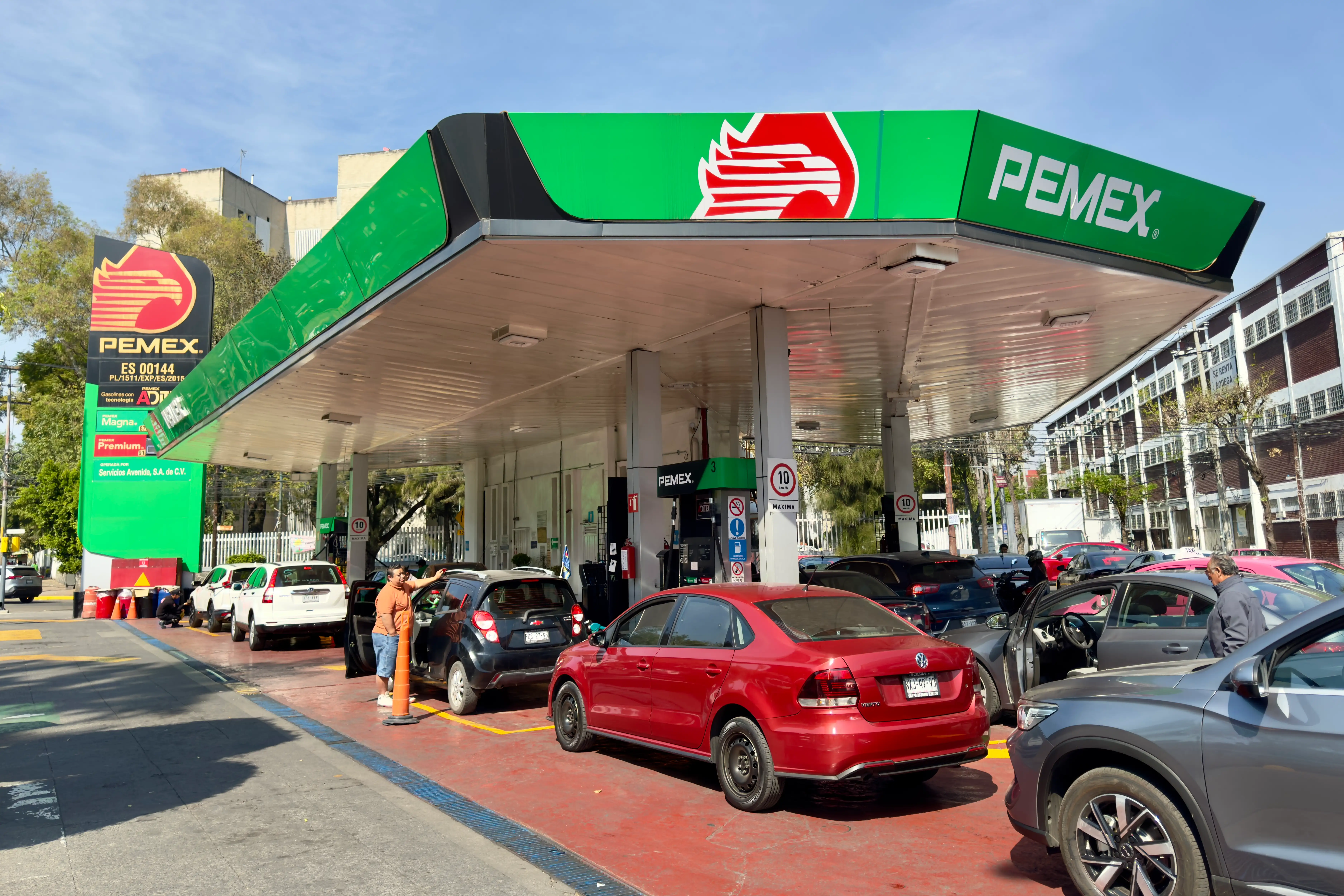 La presidenta Sheinbaum Pardo reiteró que se trata de un “acuerdo histórico con buena parte de los gasolineros, de que va a establecerse de manera voluntario un precio máximo para la gasolina”.