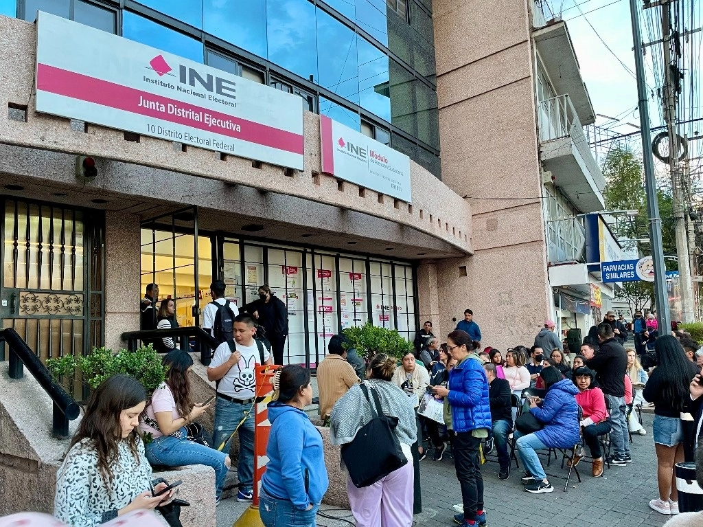 Cientos de personas hacen una larga fila afuera de un módulo del INE. Foto Roberto García Ortiz / archivo