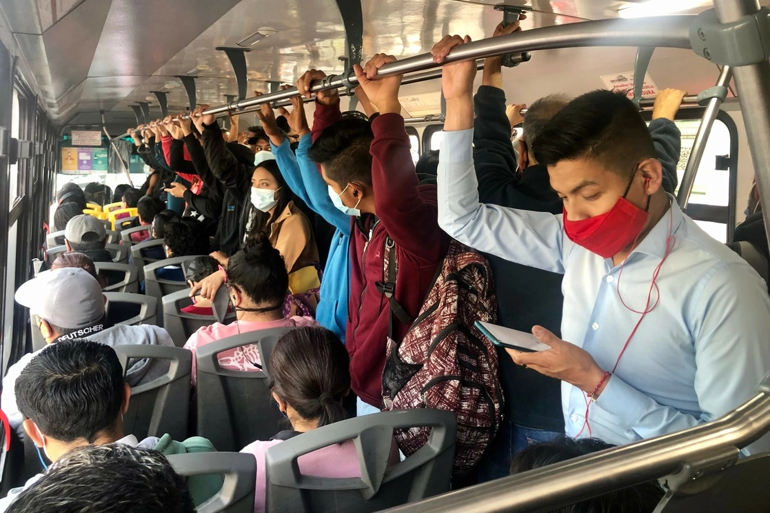 Pese al alza en infecciones por Covid-19, los autobuses viajan abarrotados en las horas pico. Foto Luis Castillo