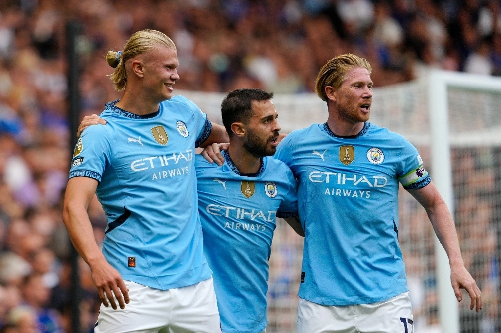 Erling Haaland, del Manchester City, a la izquierda, celebra después de anotar el primer gol de su equipo durante el partido de fútbol de la Liga Premier inglesa entre Chelsea y Manchester City en el estadio Stamford Bridge en Londres, Inglaterra, el 18 de agosto de 2024. Foto Ap