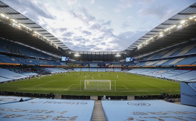 El choque del próximo jueves entre Manchester City y el Liverpool, líder de la Premier League, tendrá lugar en el Etihad Stadium (en la imagen) y no en un terreno neutral a pesar de las preocupaciones de que se puedan congregar aficionados en el lugar. Foto Ap