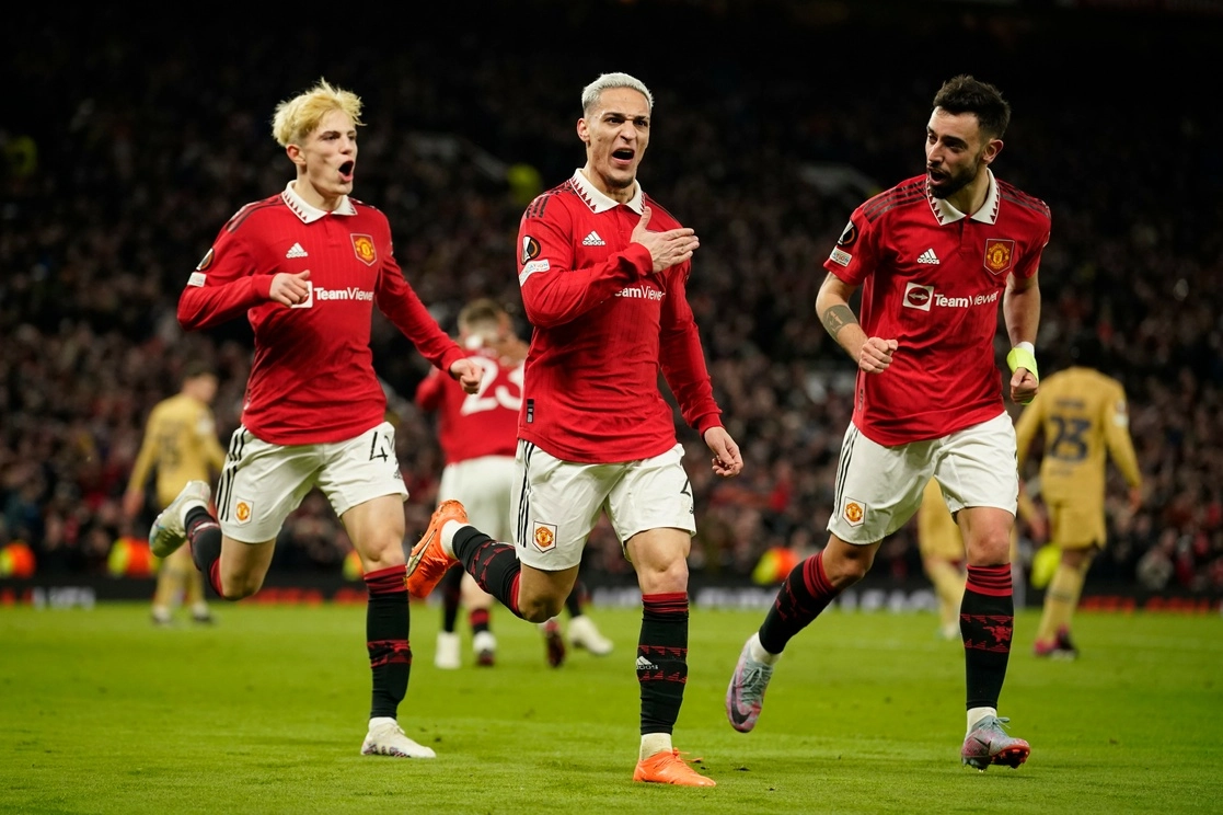 El brasileño Antony (centro), celebra su gol ante el Barcelona, que significó la remontada del Manchester United en el partido de vuelta de los dieciseisavos de final de la Europa League. Foto Ap.
