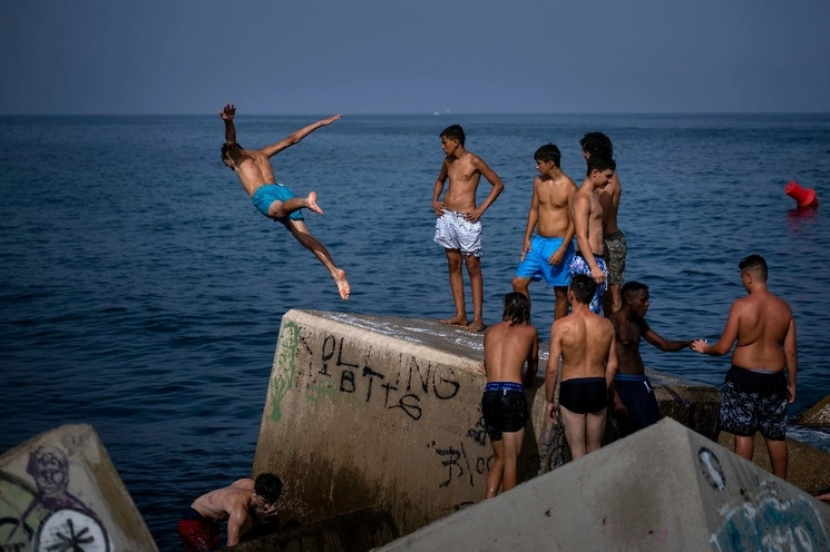Bañistas en Barcelona, España. Foto Ap