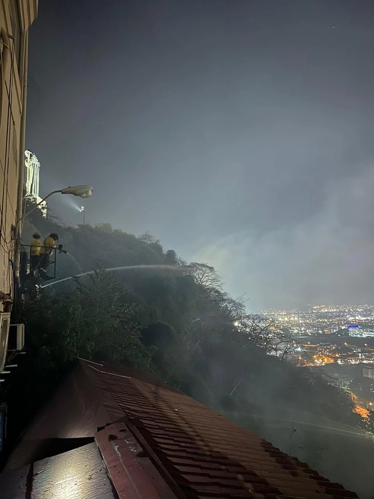 Las llamas en el cerro de la comunidad de Quilanga, en la provincia de Loja, consumieron hasta el momento 3 mil 877 hectáreas de bosque de pino y pajonales. Foto Bomberos Guayaquil
