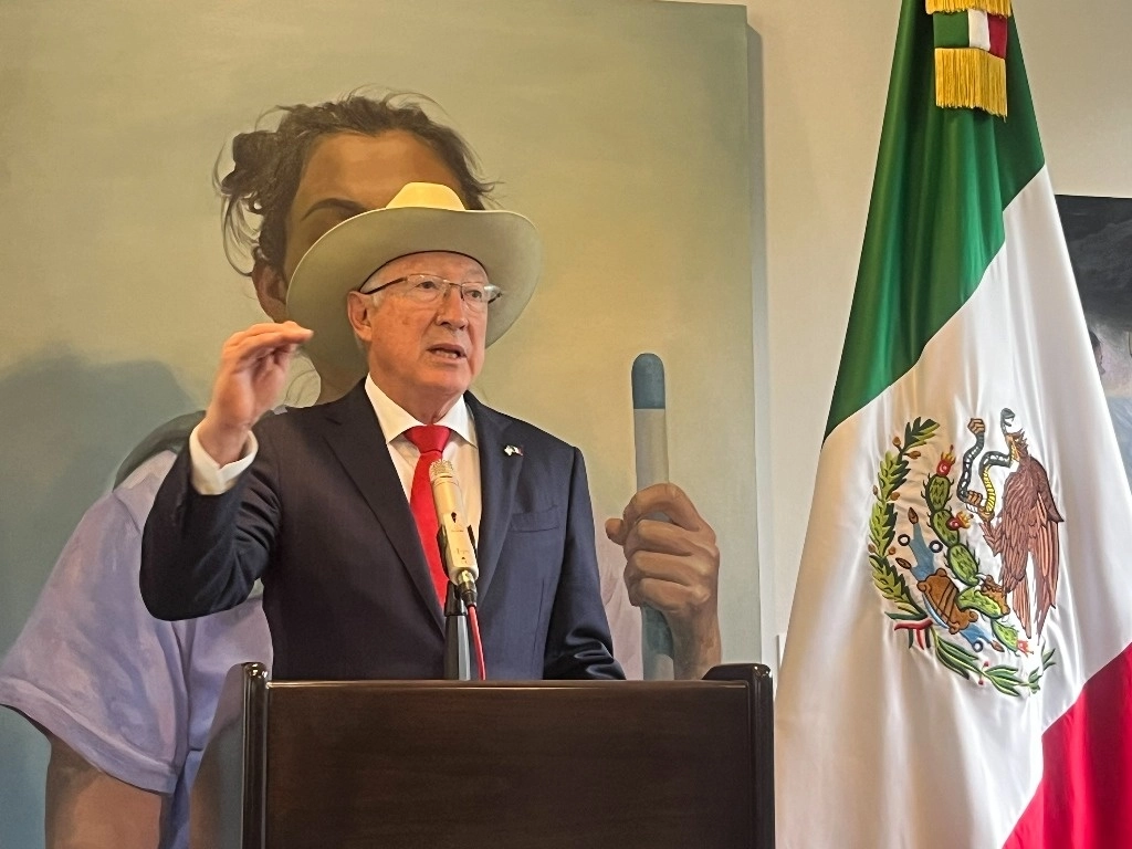 Horas después de que el Presidente planteó varias interrogantes sobre el traslado a EU de los jefes 'narcos', el embajador llamó a conferencia de prensa. Foto Víctor Camacho