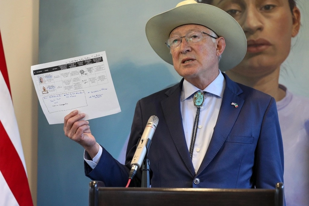 El embajador de Estados Unidos en México, Ken Salazar, durante una conferencia de prensa en su residencia, en la Ciudad de México, el 16 de agosto de 2024. Foto Pablo Ramos
