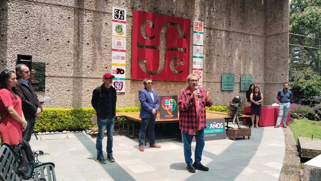Paco Ignacio Taibo II charla con trabajadores del FCE, con motivo del 90 aniversario de su fundación. Foto ‘La Jornada’
