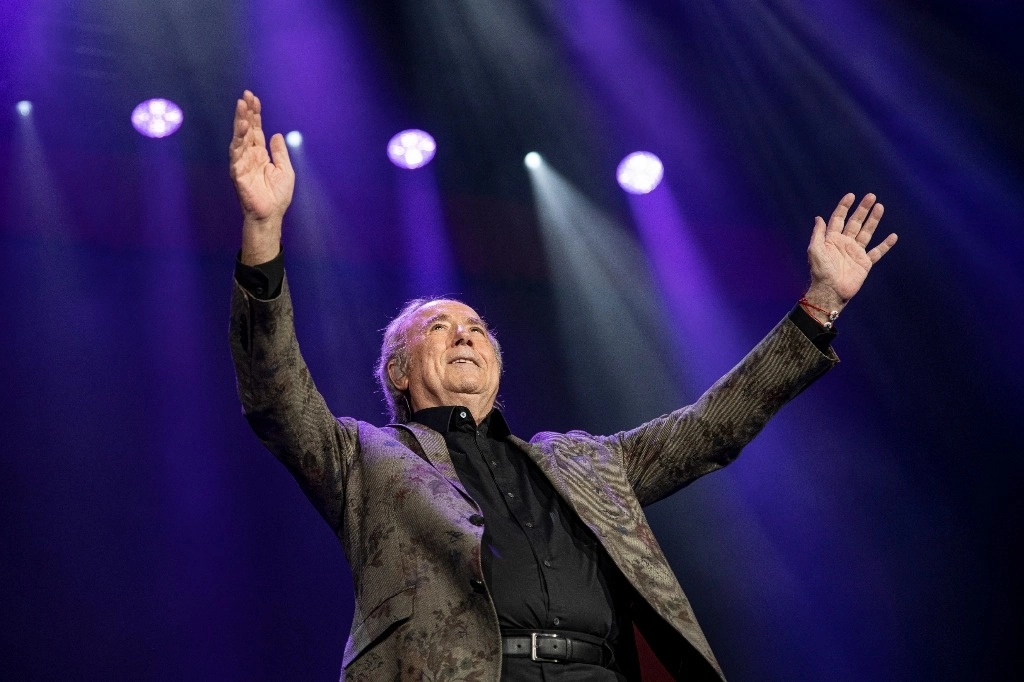 Joan Manuel Serrat en el último concierto de su gira mundial de despedida ‘El vicio de cantar 1965-2022’ en el Palau Sant Jordi de Barcelona. Foto Europa Press 