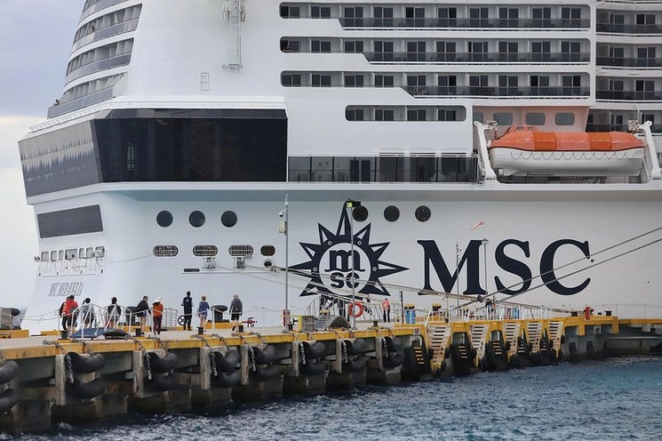 Ningún pasajero ha podido desembarcar, se espera que esta noche puedan hacerlo. Foto Juan Manuel Valdivia