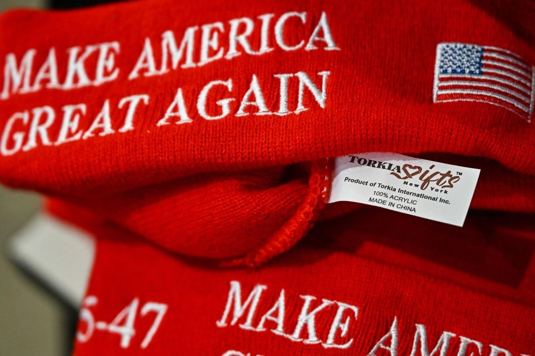 Gorras Make America Great Again con la etiqueta Hecho en China se venden en una tienda de la ciudad de Nueva York. Foto