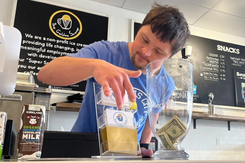 Patrick Chapman, de 27 años, se prepara para los clientes el jueves 2 de marzo de 2023 en The Golden Scoop, una heladería y cafetería de Overland Park, Kansas, que emplea a trabajadores con discapacidades del desarrollo y les paga más que el salario mínimo. Foto Ap
