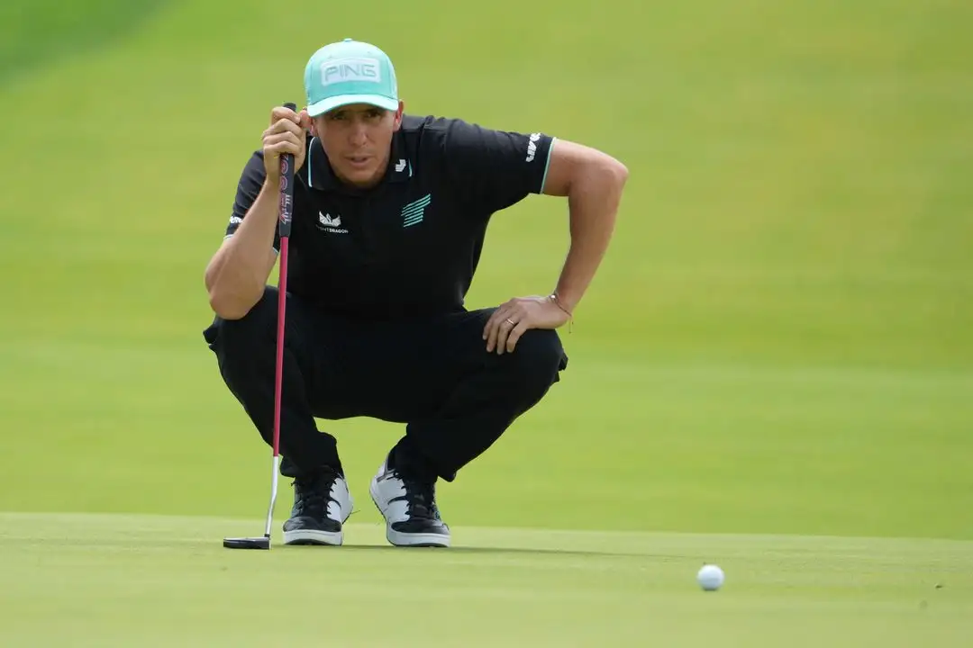 Carlos Ortiz, de México, celebra tras embocar un putt en el hoyo 18 durante la tercera ronda del Abierto de Estados Unidos en el Oakmont Country Club, el sábado 14 de junio de 2025, en Oakmont, Pensilvania. 