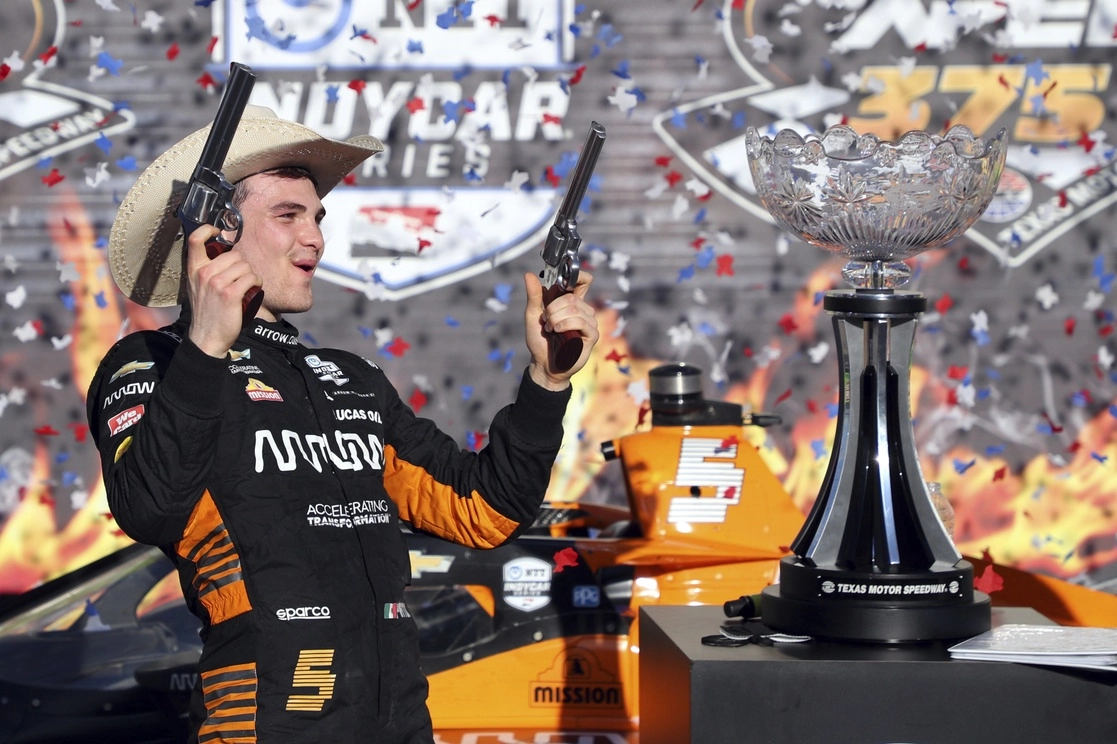 Patricio O'Ward festeja su triunfo. Foto Afp