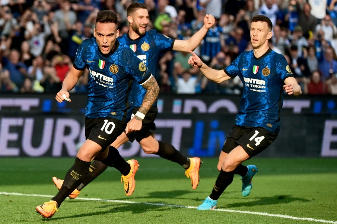 El delantero argentino del Inter de Milán, Lautaro Martínez, celebra después de marcar el segundo gol de su equipo durante el partido contra el Udinese. Foto Afp

