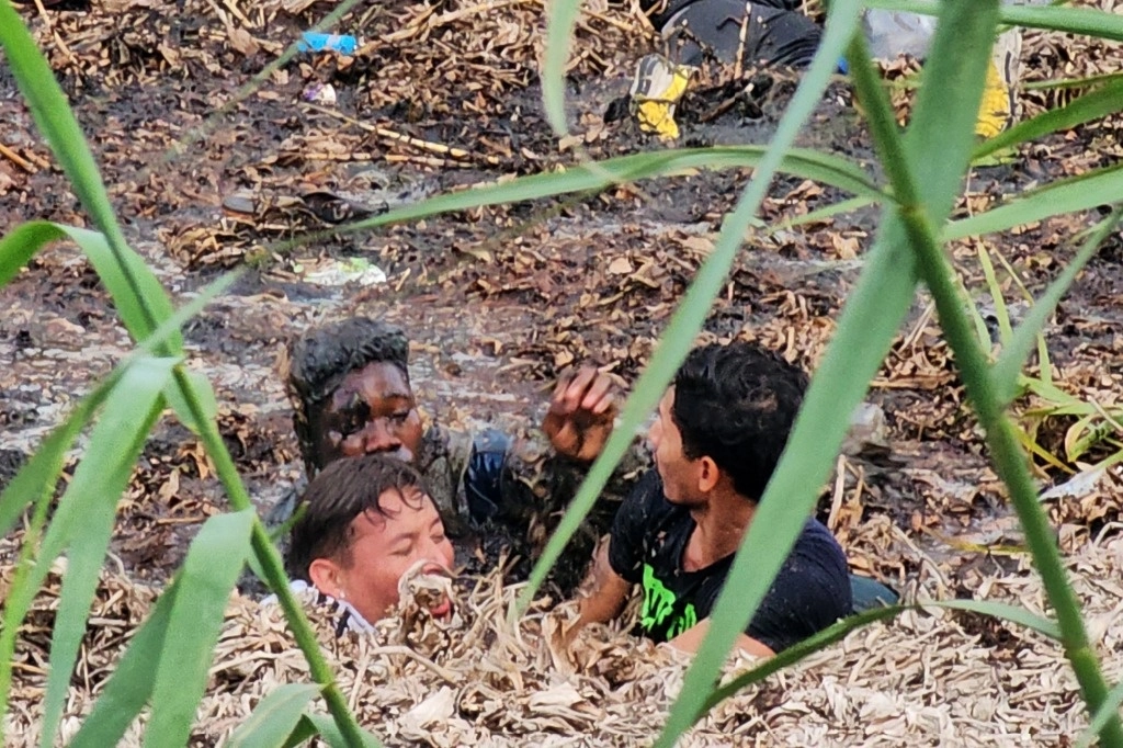 Ayer se difundió un video que capta cuando dos migrantes se ahogaron al tratar de cruzar el río Bravo entre matamoros y Brownsville (en la imagen); autoridades de EU y México no se ponen de acuerdo en cuanto a quién le corresponde la búsqueda de los cadáveres de las dos personas (de Haití y Venezuela), por lo que aún no han sido rescatados. Foto Afp