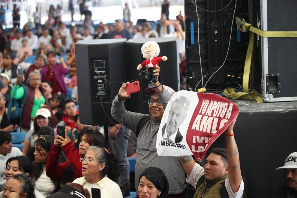 Simpatizantes de el presidente Andrés Manuel López Obrador que asistieron a presenciar la supervisión del avance de los Programas para el Bienestar, en La Paz, Estado de México, hace unos días. Foto Yazmín Ortega Cortés