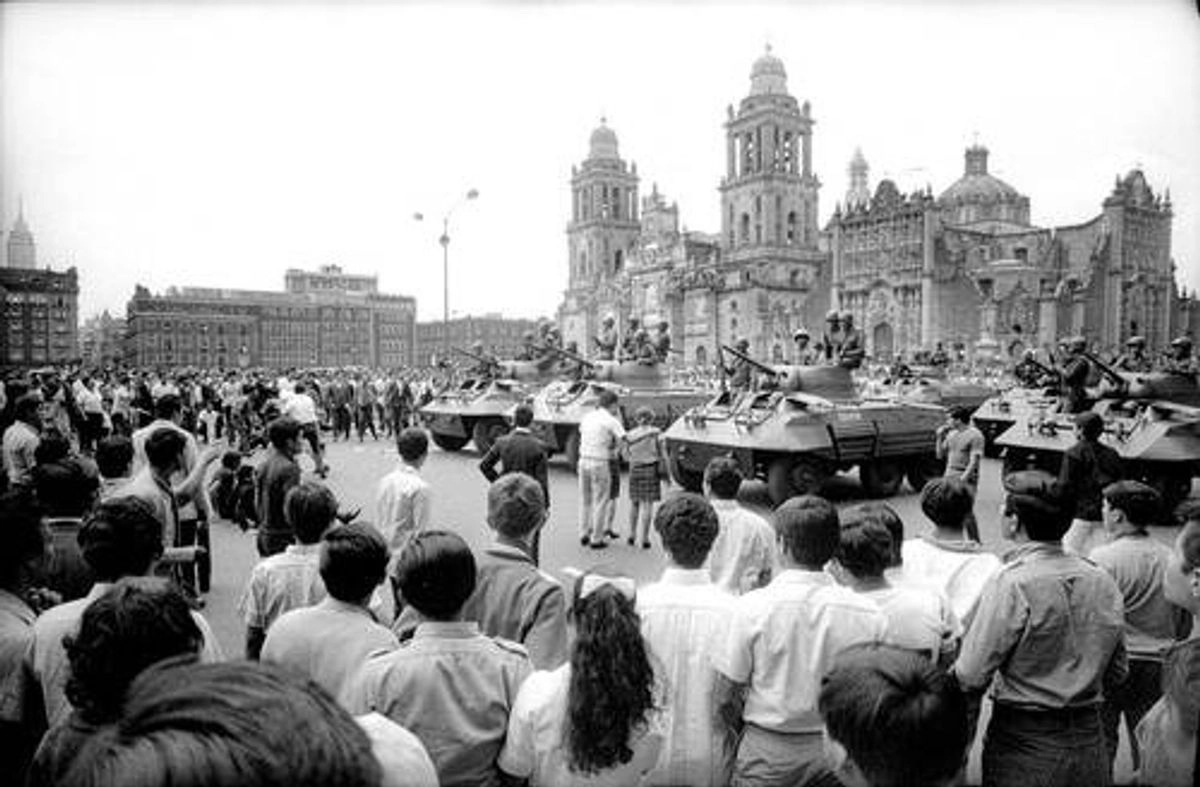 Manifestación estudiantil realizada el 13 de agosto de 1968. La marcha tuvo lugar del Casco de Santo Tomás al Zócalo. Foto 
