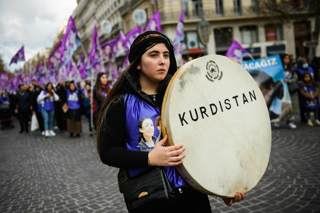 Durante una marcha-tributo para tres activistas kurdos asesinados en enero de 2013, el 7 de enero pasado en Marsella, Francia. Foto Afp 