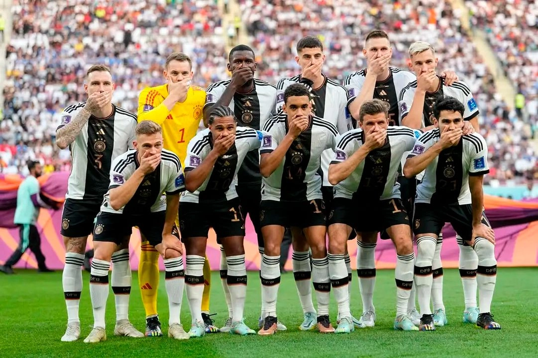 Jugadores de Alemania se cubren la boca en protesta por la decisión de la FIFA de prohibir el brazalete One Love, en favor de la diversidad sexual, durante el pasado Mundial de Qatar 2022. Foto 