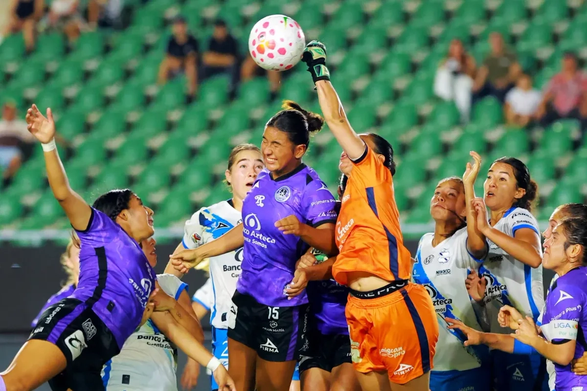 En la imagen, un encuentro entre Mazatlán y Puebla, dos de los equipos de la Liga Mx Femenil que ofrecen algunos de los sueldos más bajos del torneo. Foto