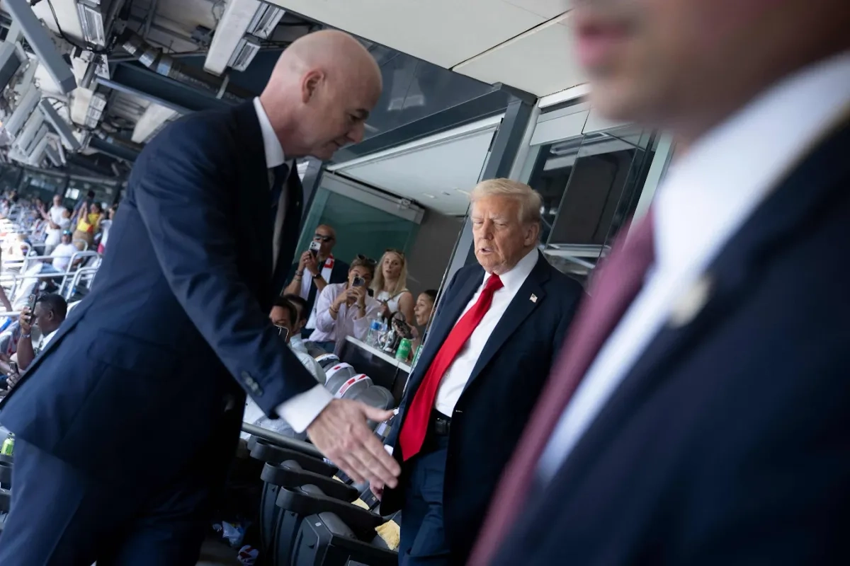 El presidente de la FIFA, Gianni Infantino (izquierda), quien tiene una estrecha relación con Trump, se ha mantenido al margen de las polémicas con el mandatario estadunidense, así como del clamor por sancionar a Israel por el genocidio en Gaza ocupada. Foto 