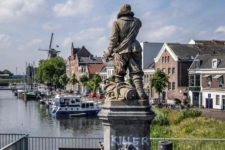 En medio de las protestas globales por la violencia oficial racista, en Rotérdam, Holanda, manifestantes escribieron "asesino" en la estatua del emblemático comandante Piet Hein, colonialista vinculado al tráfico de esclavos. Foto Afp