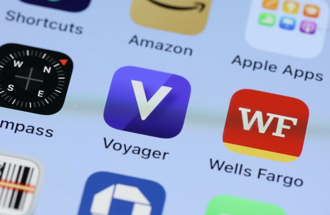  Voyager Digital, una firma de corretaje de activos digitales, anunció a través de un comunicado que la compañía ha detenido toda la actividad de la cuenta, incluidas las transacciones, los depósitos y los retiros de los clientes. El anuncio llega en un momento en el que se observan incumplimientos y llamadas de margen en todo el sector de las criptomonedas. Foto Afp