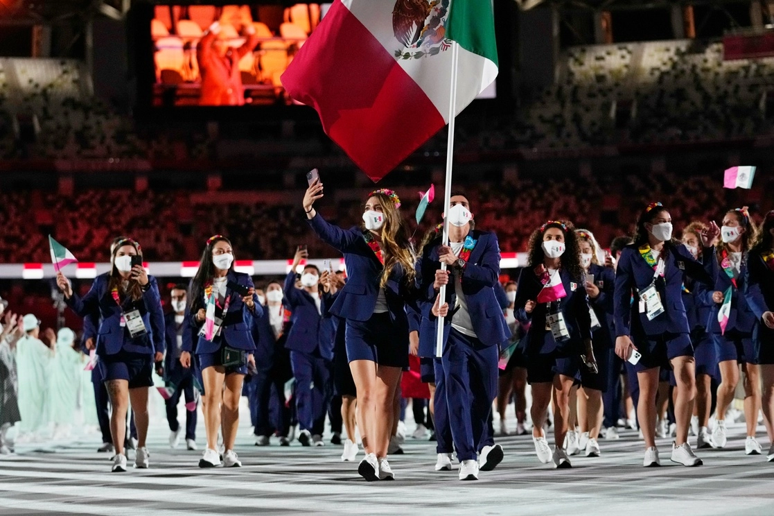 Los atletas mexicanos Gaby López y Rommel Pacheco Marrufo, durante la ceremonia de apertura de los Juegos Olímpicos de Tokio, el 23 de julio de 2021. Foto Ap