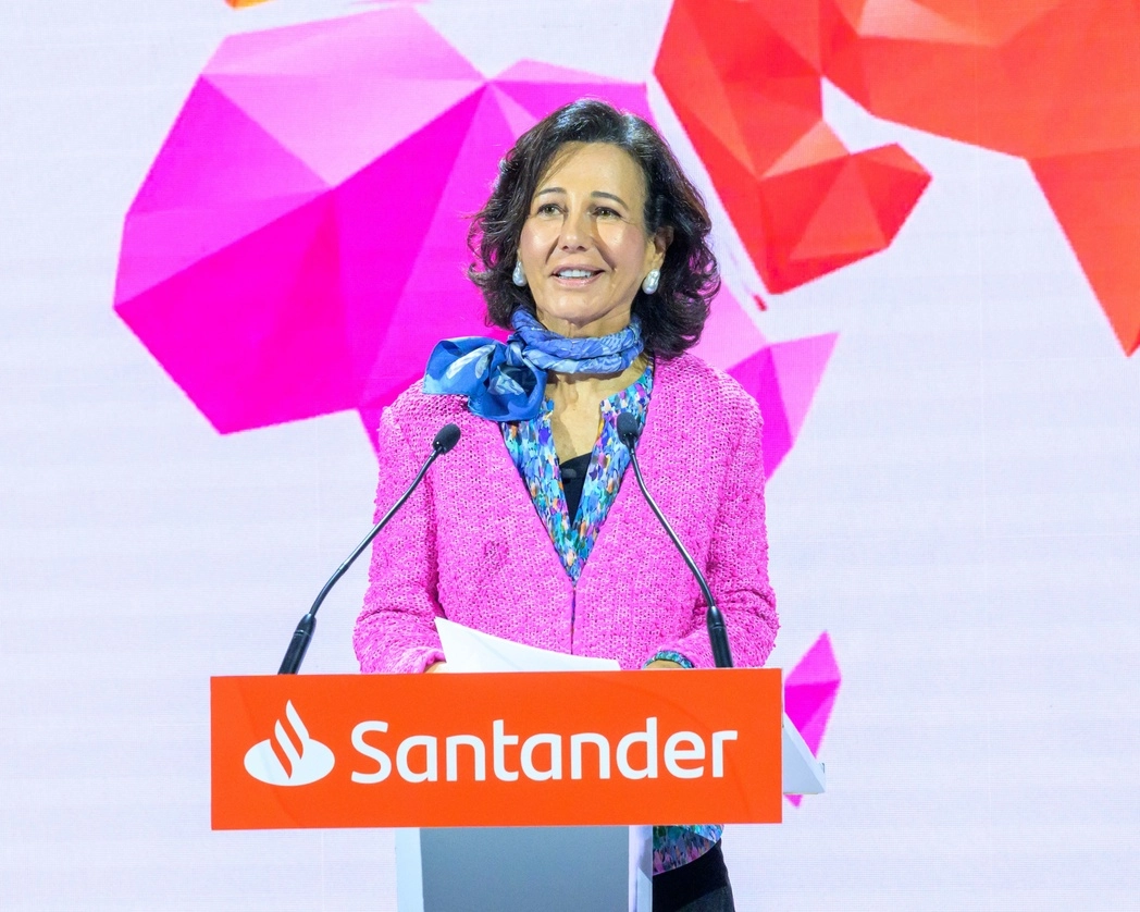 El mundo está “fragmentado” y requiere de mayores niveles de crecimiento para sortear una “crisis diferente”, la cual mezcla una alta inflación y un dinero más caro, afirmó Ana Botín, presidenta global de banco Santander. Foto cortesía de Santander
