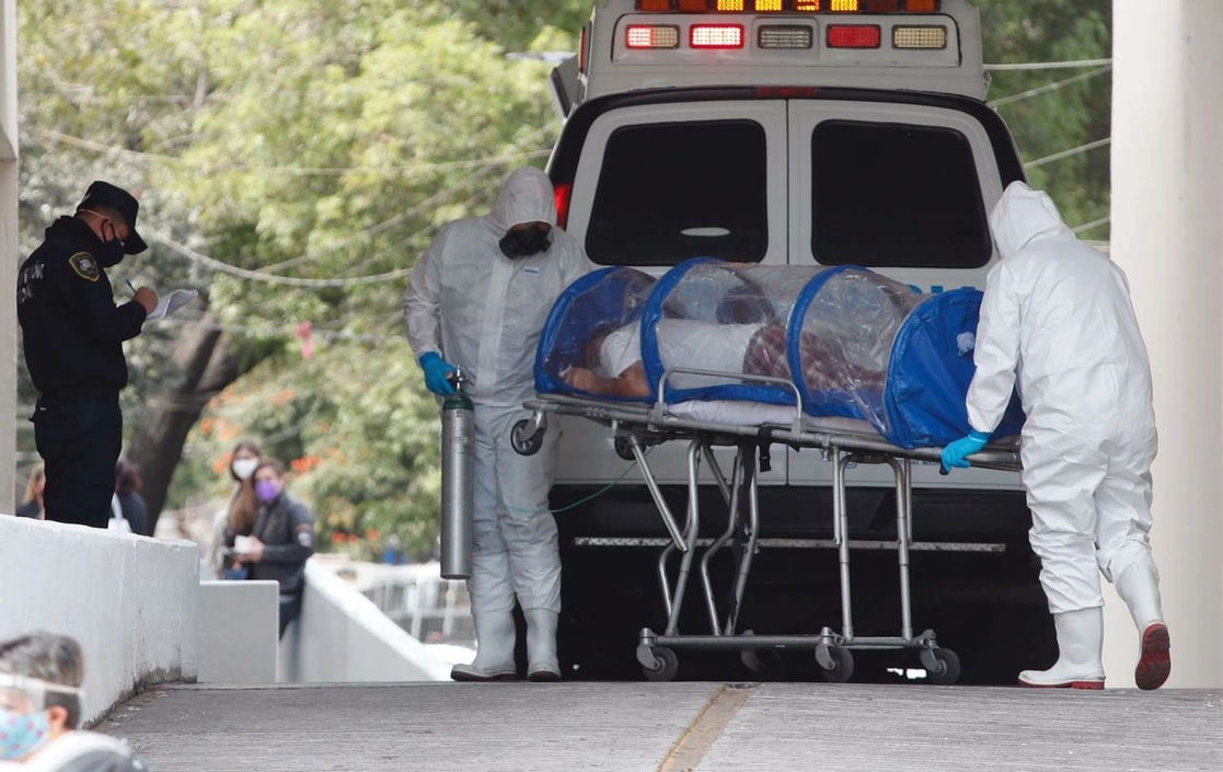 Paramédicos trasladan a un paciente al área de urgencias del Hospital General de Zona 1-A, durante la crisis sanitaria por Covid-19 en la Cuidad de México, el 14 de enero de 2021. Foto Cristina Rodríguez