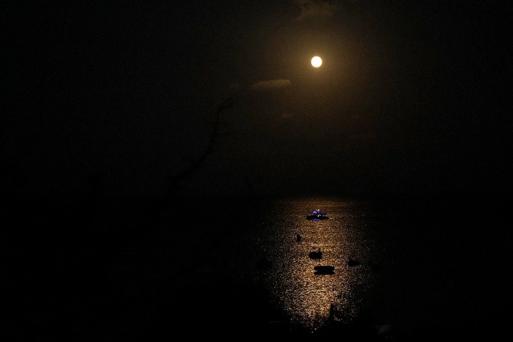 El Mar Mediterráneo está lleno de peces y plantas no nativas que llegaron ahí desde el Mar Rojo, a través del Canal de Suez. En la imagen se observa la superluna sobre el mar captada el 30 de agosto de 2023. Foto Ap