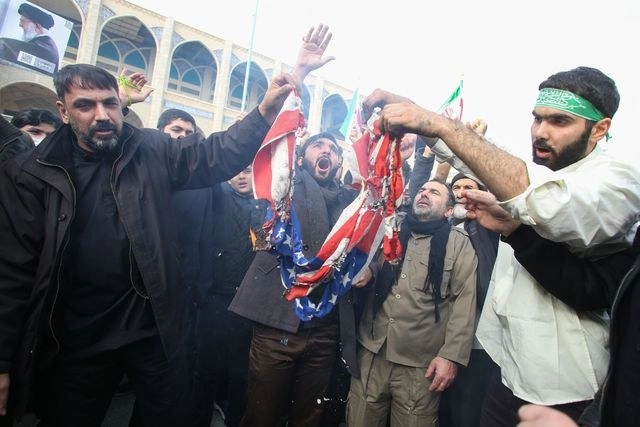 Manifestantes iraníes queman bandera de EU luego de los ataques en Irak que resultaron en la muerte del general Qasem Soleimani. Foto Afp