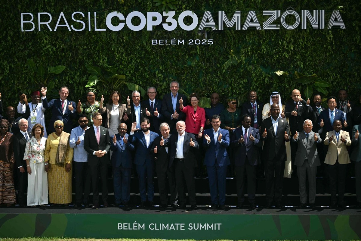 El presidente de Brasil, Luiz Inácio Lula da Silva, junto a los jefes de Estado y representantes de gobiernos en la cumbre de líderes previa a la COP30 en Belém, el 7 de noviembre de 2025. Foto 