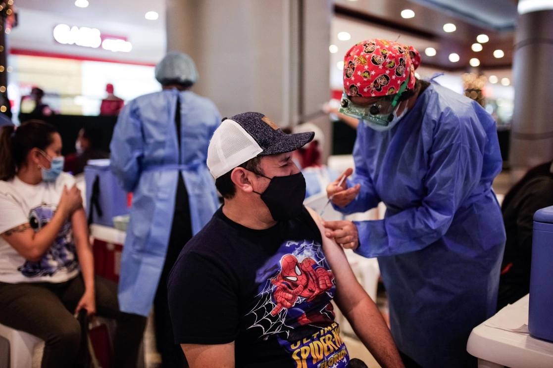 Jornada de vacunación en un centro comercial en la ciudad de Bogotá, Colombia. Foto Xinhua