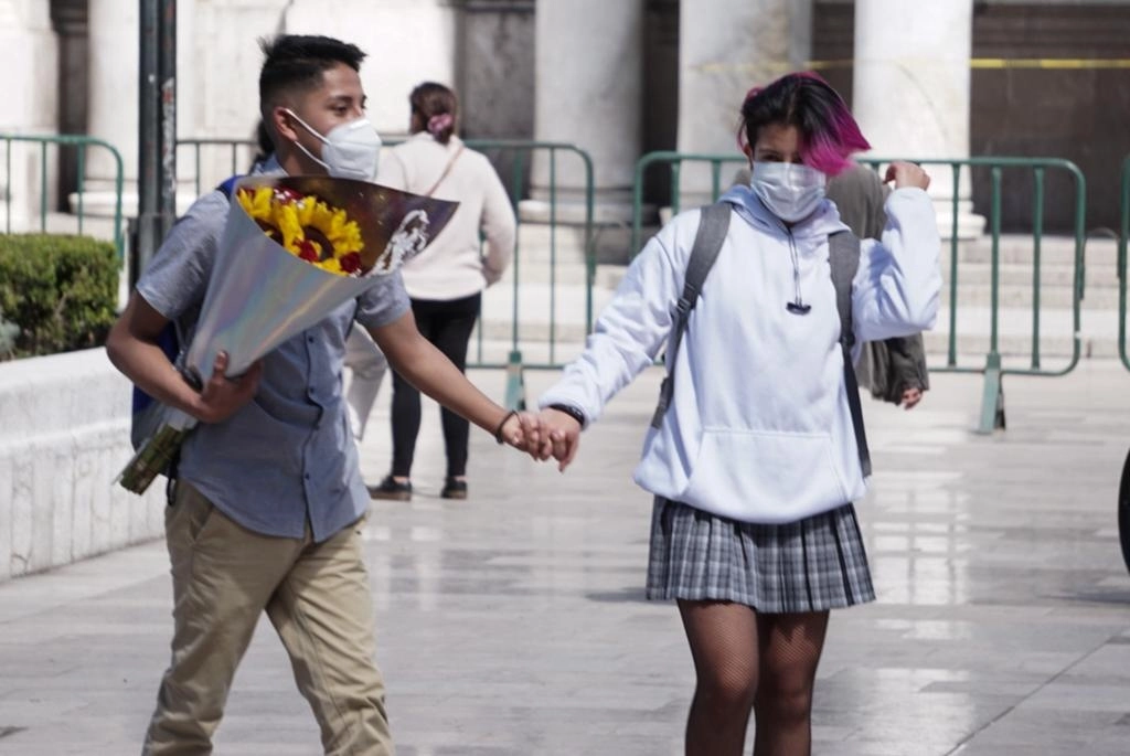 Una pareja en la Alameda Central, en la Ciudad de México. Foto Pablo Ramos