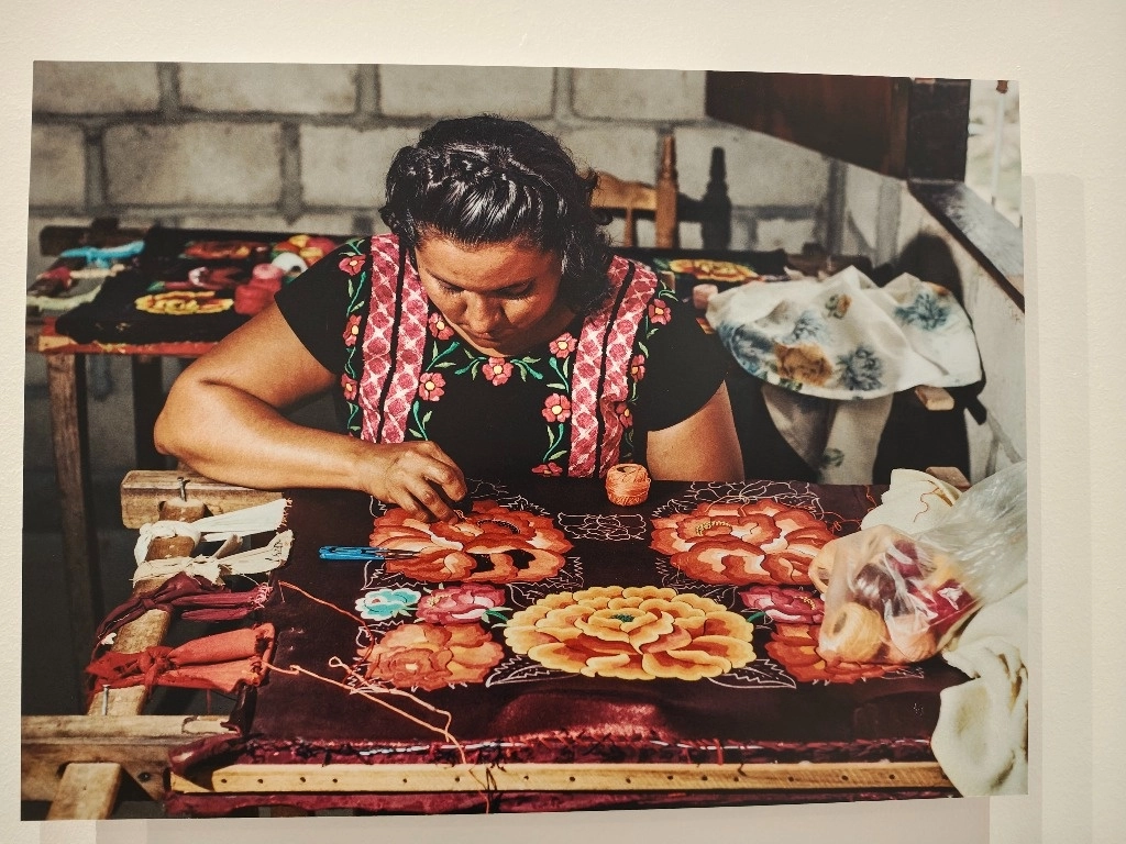 El bordado forma parte de la colección ‘Lo mejor de México’. En la imagen, artesana de Oaxaca. Foto cortesía del recinto 