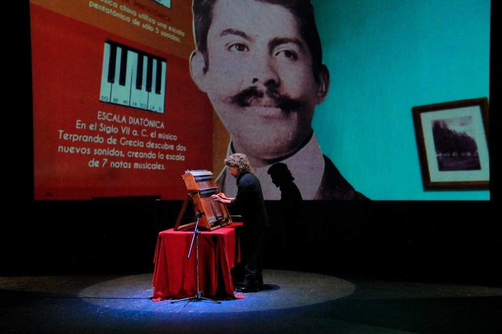 En la proyección del documental ‘Carrillo, retorno a Ahualulco’, Fuentes empleó una de las arpas microtonales creadas por Julián Carrillo. Foto cortesía de la Secretaría de Cultura de San Luis Potosí 