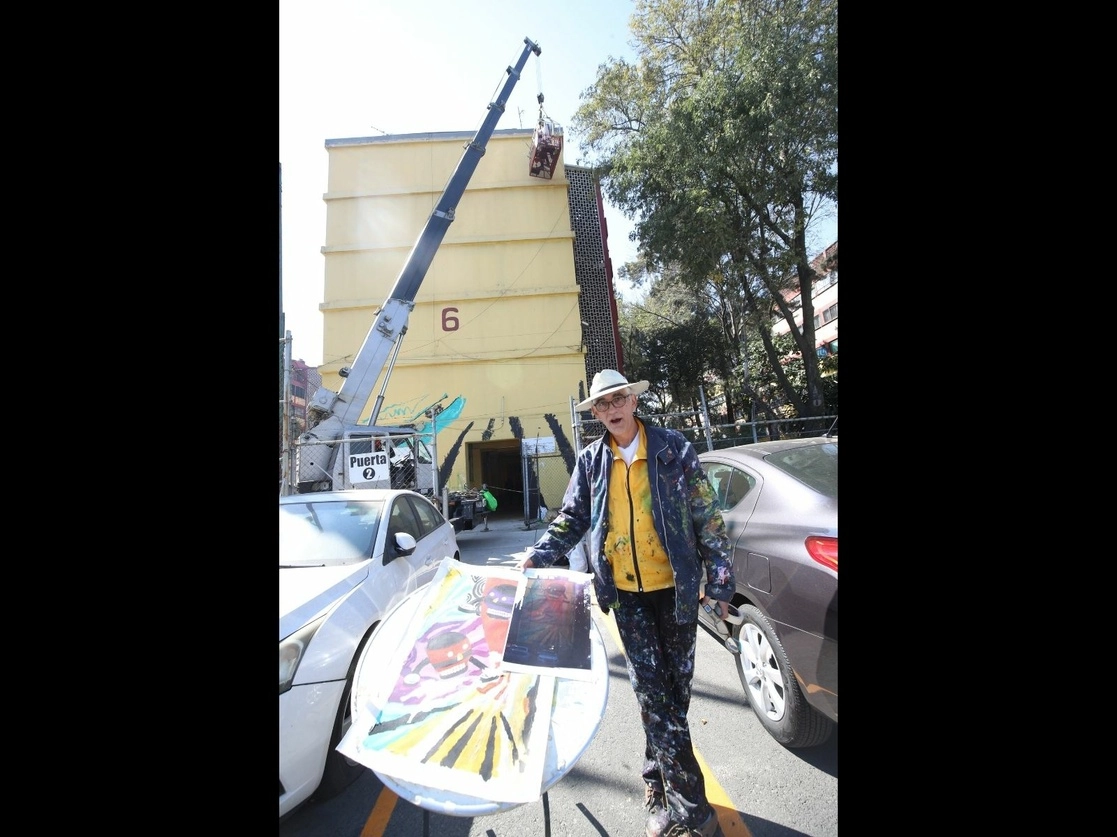Los pintores comenzaron ayer la elaboración del mural. Tendrá una altura de seis pisos y una extensión de unos 180 metros cuadrados. En la imagen, Julio Ferrá muestra un boceto de la obra. Foto María Luisa Severiano