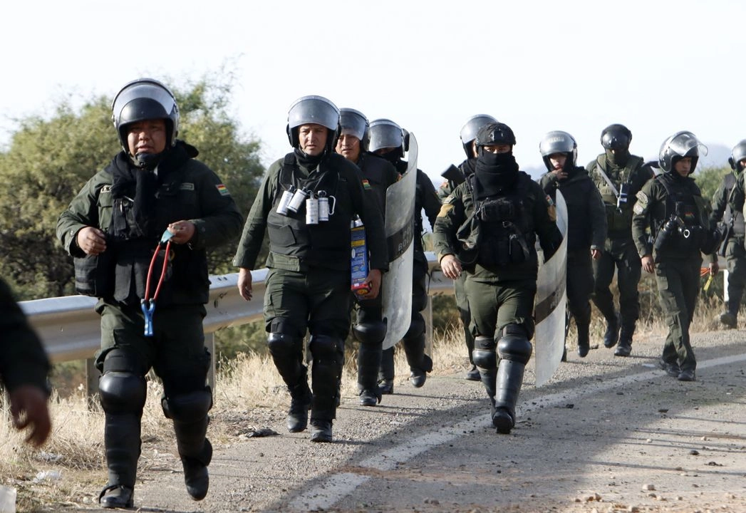 La policía antidisturbios se prepara para despejar un retén instalado por simpatizantes del ex presidente, Evo Morales, en Parotani, departamento de Cochabamba, Bolivia, el 11 de junio de 2025. Foto  
