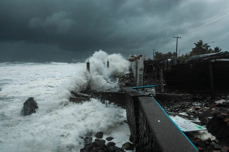 En los últimos 50 años se han formado mil 697 ciclones tropicales en el Pacífico y en el Atlántico Norte, de los cuales 270 han impactado las costas mexicanas, 170 en los estados del litoral del Pacífico y 100 en el del Golfo, incluyendo la península de Yucatán. Foto Cuartoscuro / Archivo
