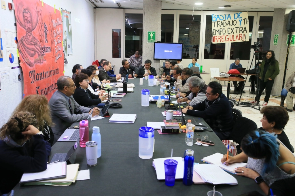 Trabajadores y representantes de la UAM durante las conversaciones en torno a la huelga. Foto La Jornada