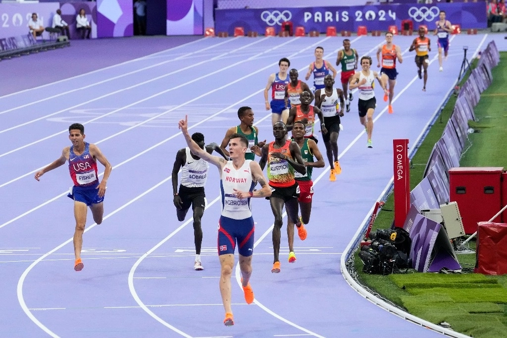 Jakob Ingebrigtsen, de Noruega, celebra después de ganar la final masculina de 5000 metros en los Juegos Olímpicos de Verano de 2024, en Saint-Denis, Francia, el sábado 10 de agosto de 2024. Foto Ap