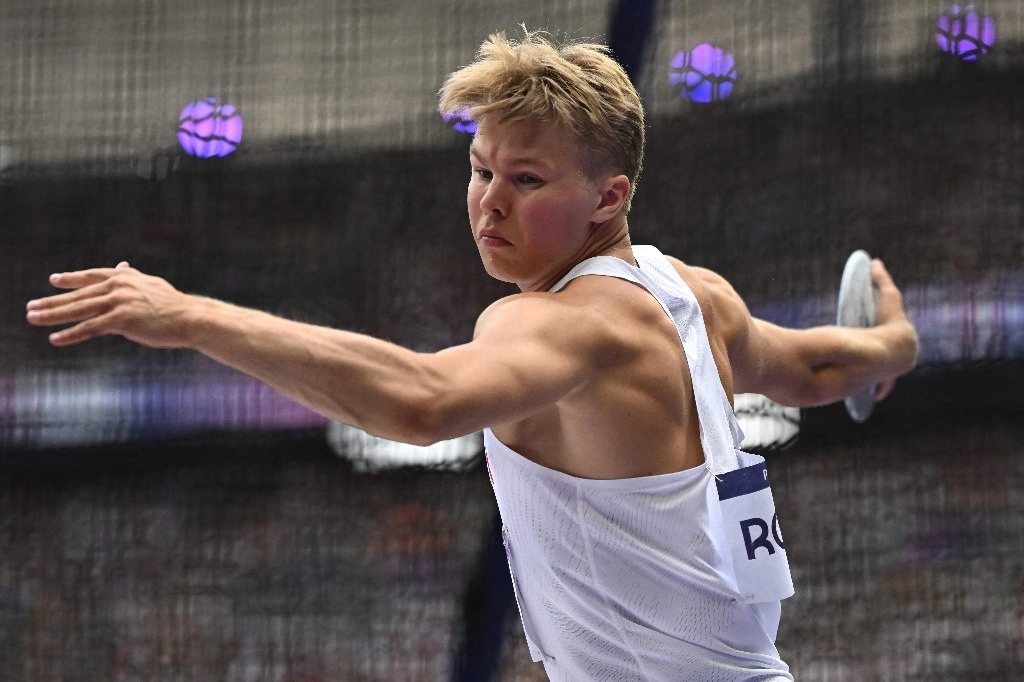 Rooth se aseguró la victoria este sábado al final de la última prueba, los mil 500 metros, para terminar liderando el podio por delante del alemán Leo Neugebauer (plata, 8.748 puntos) y del granadino Lindon Victor (8.711 puntos). Foto Afp