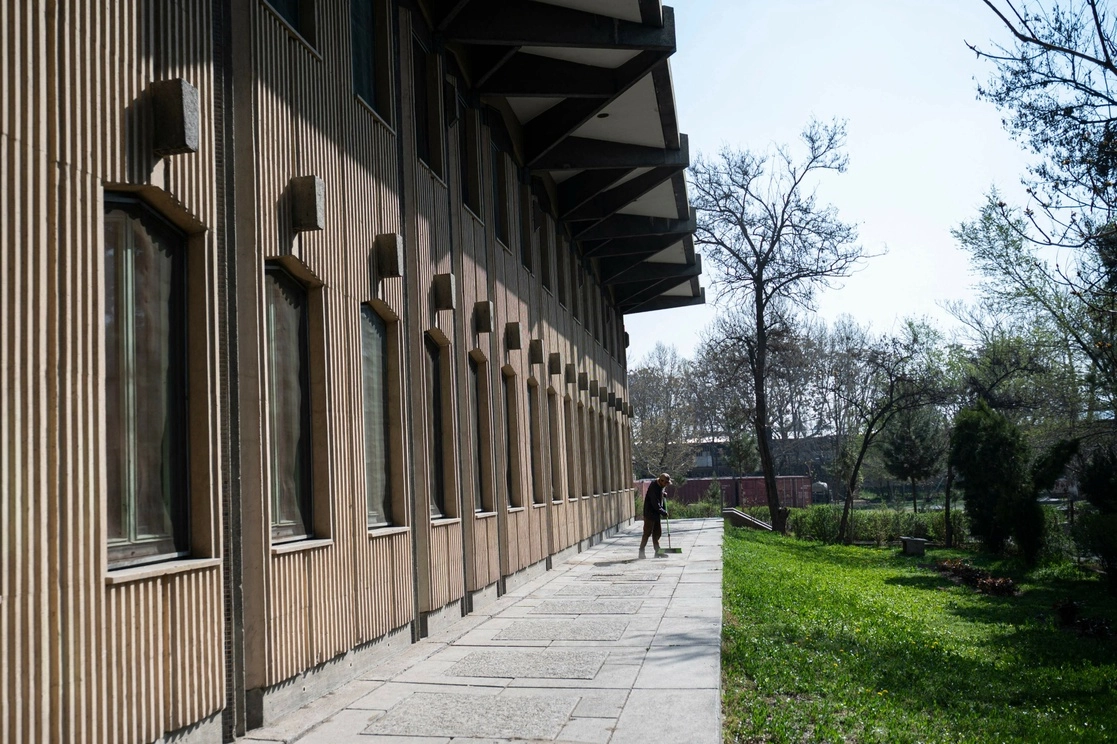 Un trabajador limpia el corredor de la escuela secundaria Esteqlal, en Kabul, Afganistán, el 21 de marzo de 2023. Foto Afp