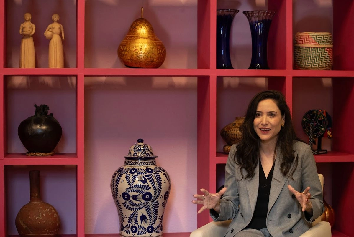 La titular de la SC, Claudia Curiel, celebró la publicación en el 'Diario Oficial' del nuevo reglamento de la dependencia, que redundará en una política no sólo en términos de disciplinas artísticas y creadores, sino de derechos y diversidad cultural. 