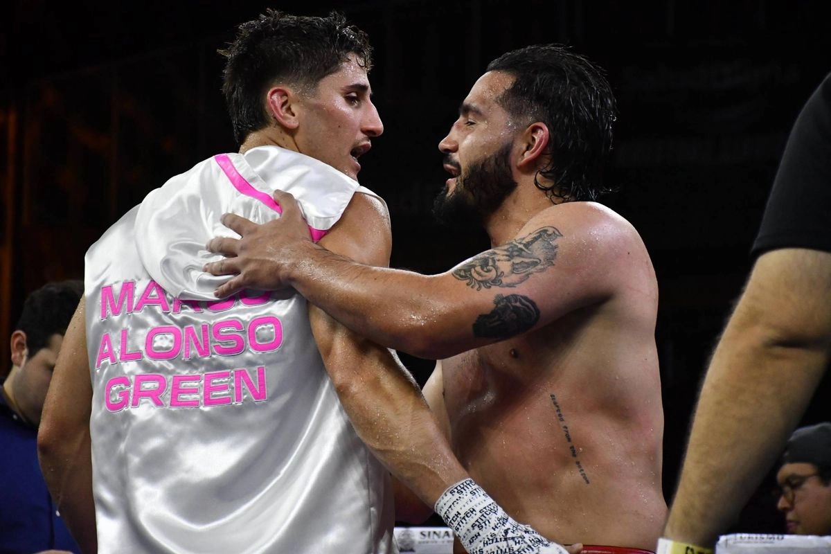 Verde (izq.) dominó todo el combate. Salió a demostrar velocidad y fuerza, con una buena dosis de combinaciones que casi siempre daban en el blanco. Foto