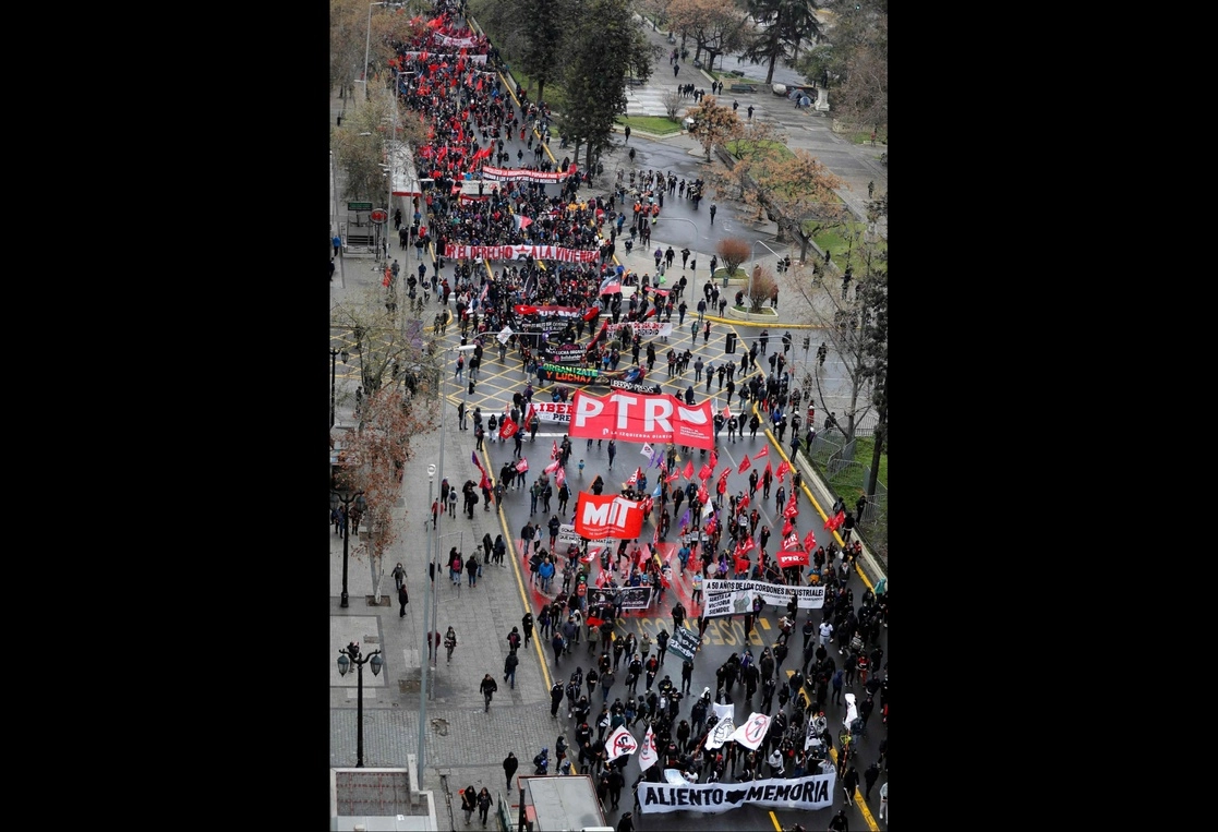 Cientos de chilenos marcharon para conmemorar el aniversario 49 del golpe de Estado en contra de Salvador Allende y que dio pie a la dictadura militar de Augusto Pinochet. Foto Afp
